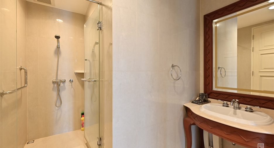 Condo en venta de 2 habitaciones en Khlong Toei, Bangkok