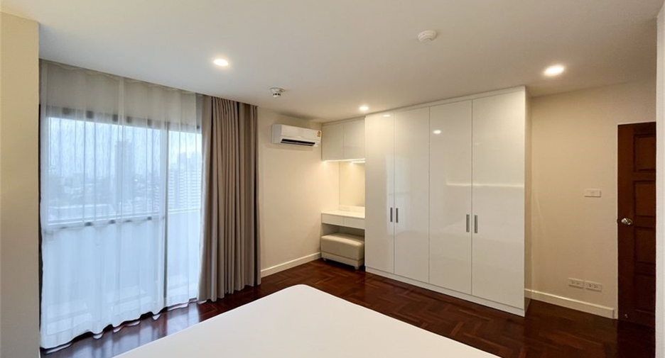 For sale 3 bedrooms condo in Watthana, Bangkok