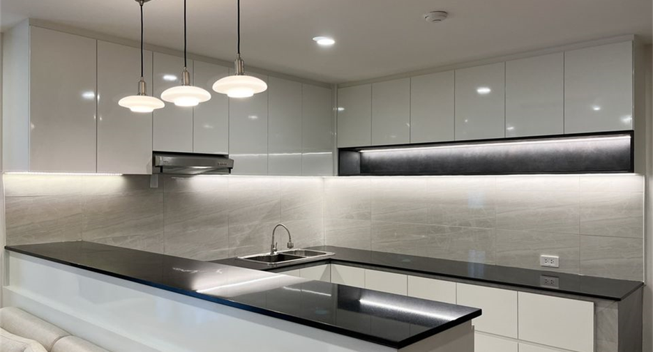 For sale 3 bedrooms condo in Watthana, Bangkok