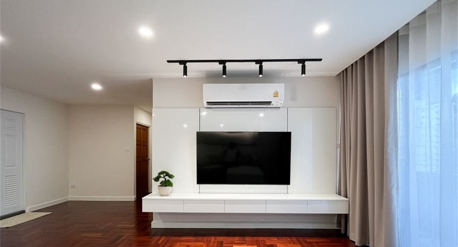 For sale 3 bedrooms condo in Watthana, Bangkok