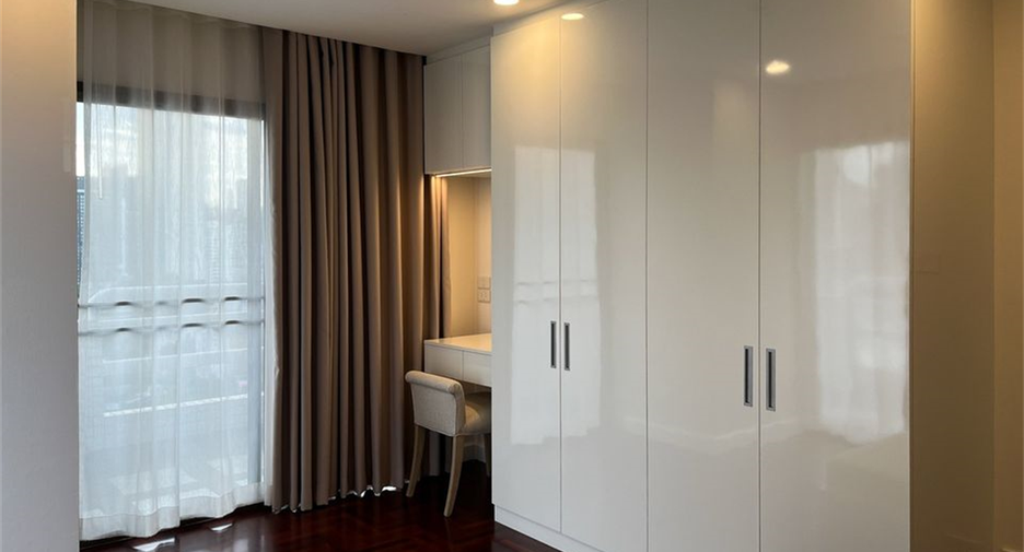For sale 3 bedrooms condo in Watthana, Bangkok