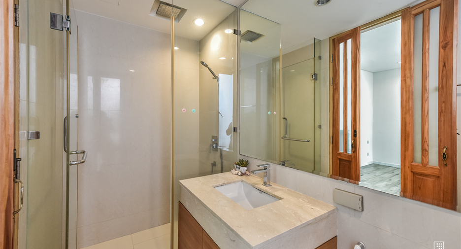 For sale 2 ベッドルーム condo in Yan Nawa, Bangkok