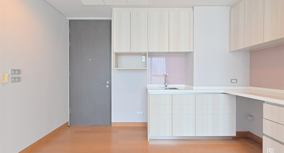 For sale 1 bed condo in Khlong Toei, Bangkok