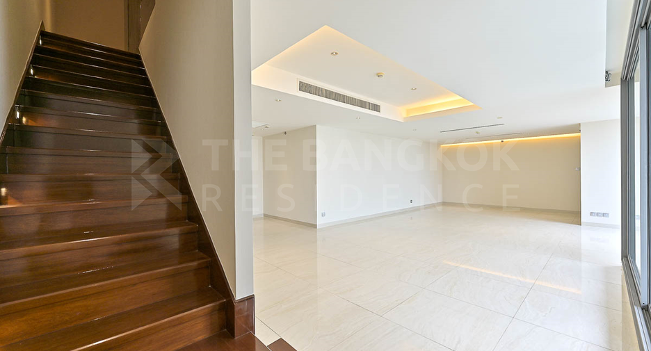 For sale 3 bedrooms condo in Watthana, Bangkok