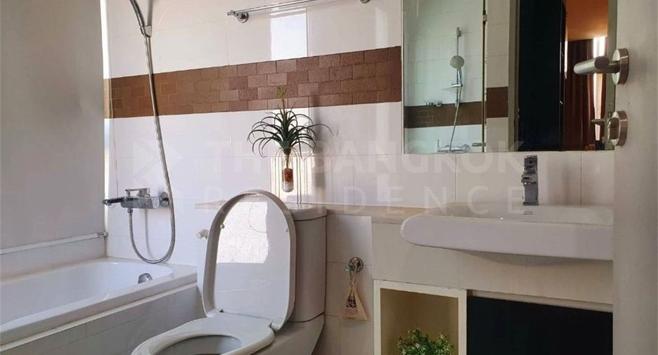 Продажа 2 спальни кондо в Пхра Кханонг, Бангкок