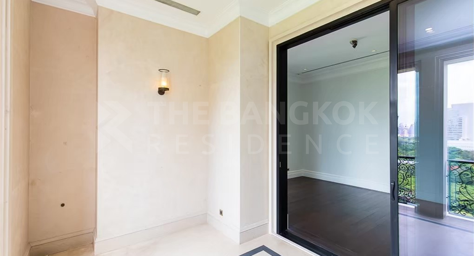 For sale 2 bedrooms condo in Pathum Wan, Bangkok