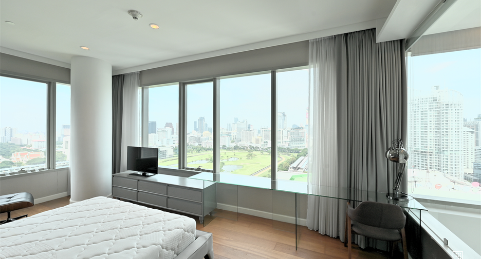 For rent 3 bedrooms condo in Pathum Wan, Bangkok