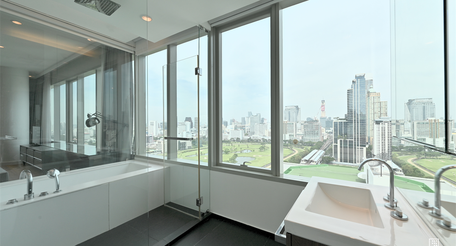 For rent 3 bedrooms condo in Pathum Wan, Bangkok