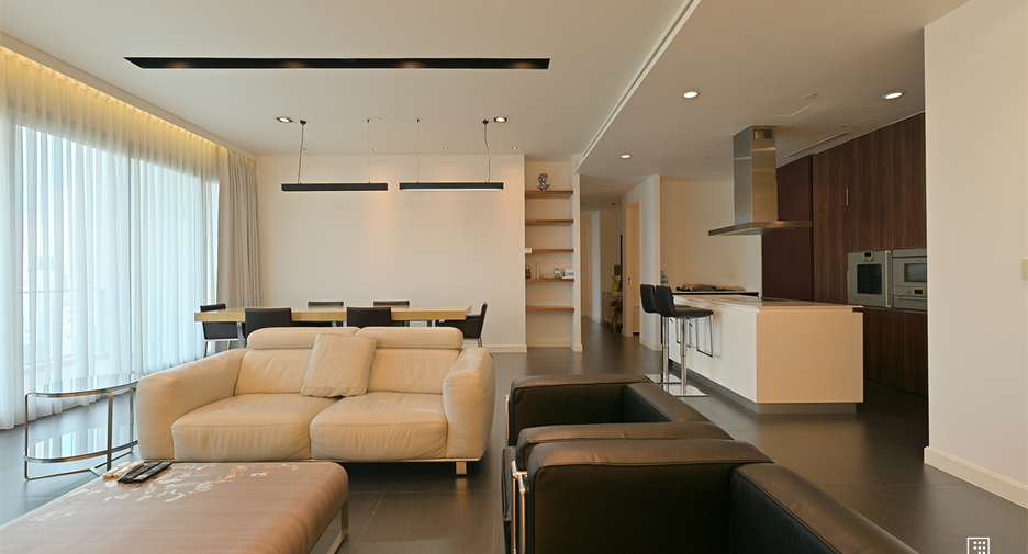 For rent 3 bedrooms condo in Pathum Wan, Bangkok