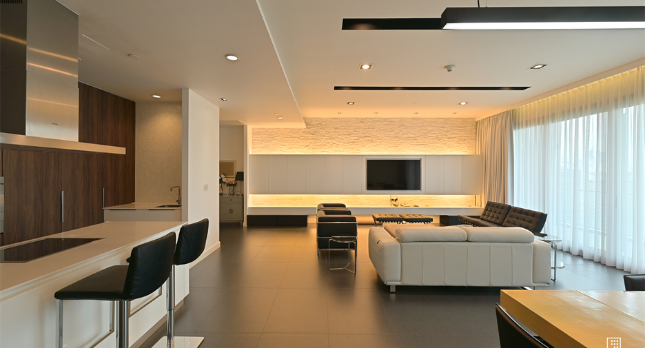 For rent 3 bedrooms condo in Pathum Wan, Bangkok
