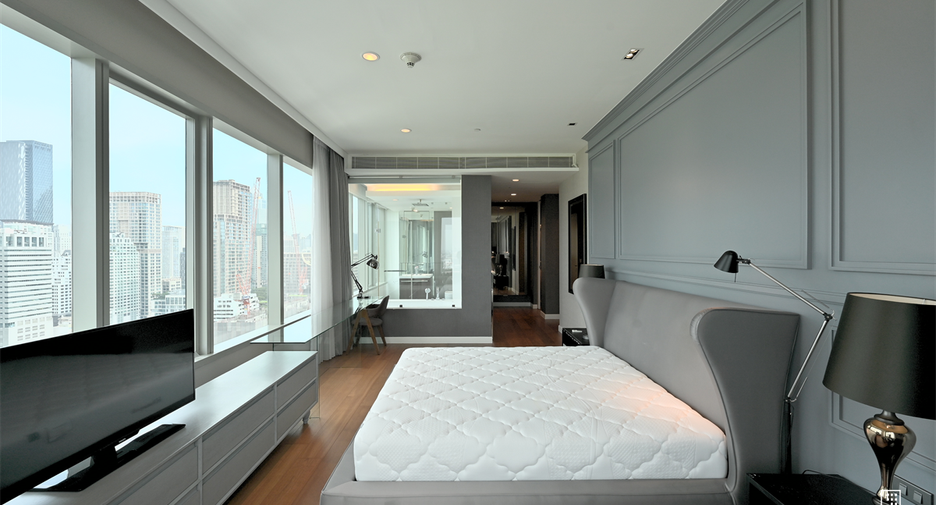 For rent 3 bedrooms condo in Pathum Wan, Bangkok