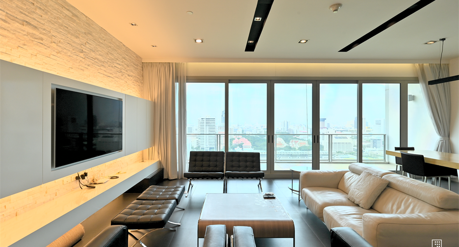For rent 3 bedrooms condo in Pathum Wan, Bangkok