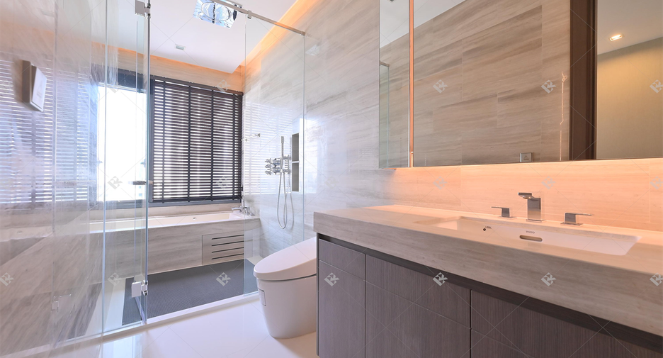 For rent 2 bedrooms condo in Khlong Toei, Bangkok