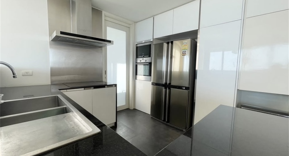 Condo en alquiler de 3 habitaciones en Yan Nawa, Bangkok