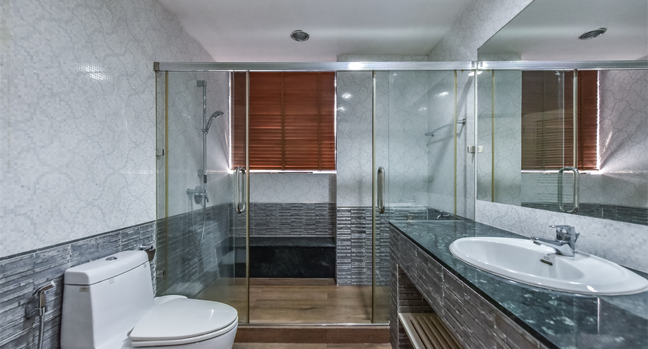 For rent 2 ベッドルーム condo in Pathum Wan, Bangkok