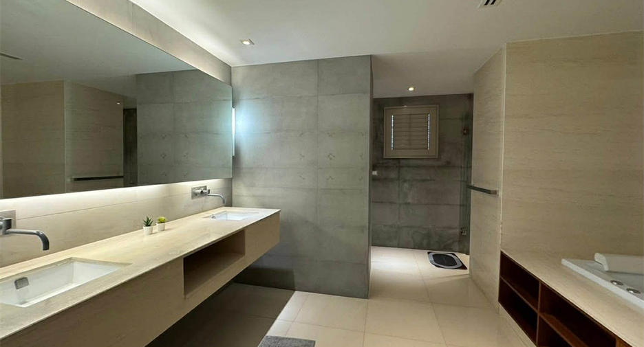 Condo en alquiler de 3 habitaciones en Khlong Toei, Bangkok