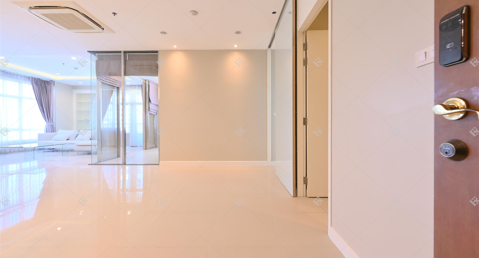 For rent 2 bedrooms condo in Pathum Wan, Bangkok