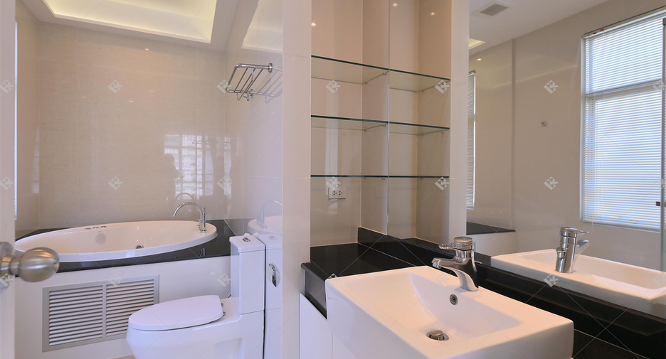 For rent 2 bedrooms condo in Pathum Wan, Bangkok