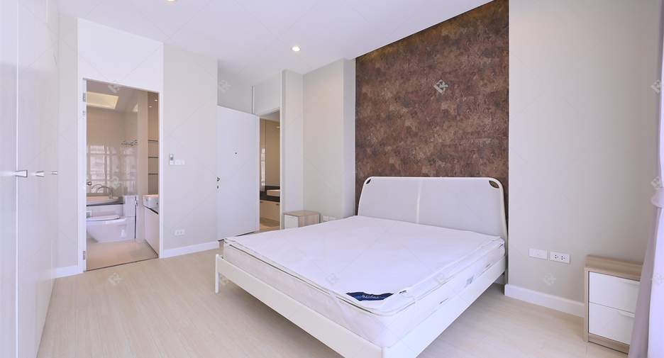 For rent 2 bedrooms condo in Pathum Wan, Bangkok