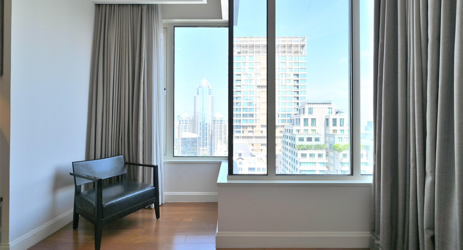 For rent 2 bedrooms condo in Pathum Wan, Bangkok