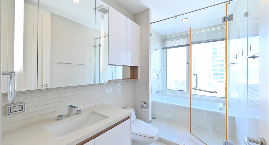 For rent 2 bedrooms condo in Pathum Wan, Bangkok