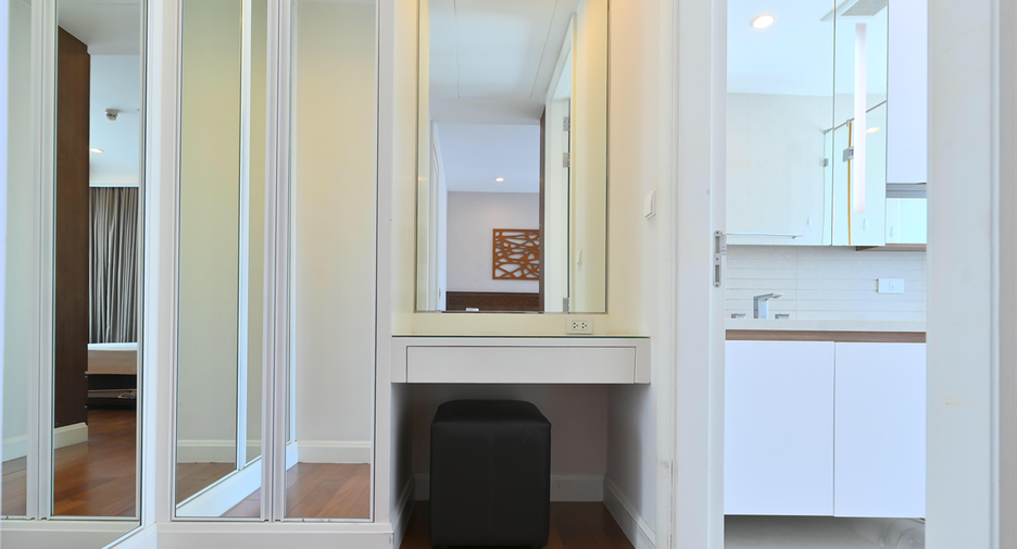 For rent 2 bedrooms condo in Pathum Wan, Bangkok