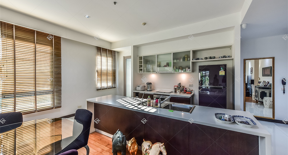 For rent 3 bedrooms condo in Yan Nawa, Bangkok