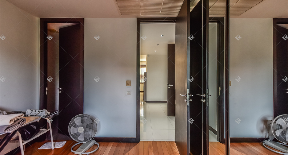For rent 3 bedrooms condo in Yan Nawa, Bangkok