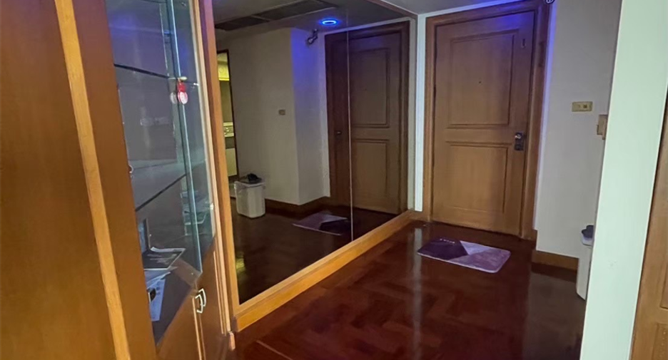 For rent 2 bedrooms condo in Khlong Toei, Bangkok