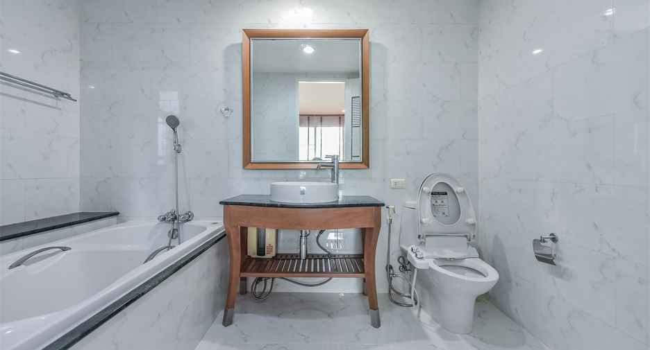 For rent 2 bedrooms condo in Watthana, Bangkok
