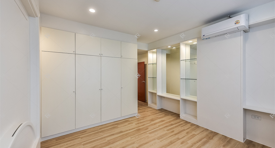 For rent 4 ベッドルーム condo in Bang Rak, Bangkok