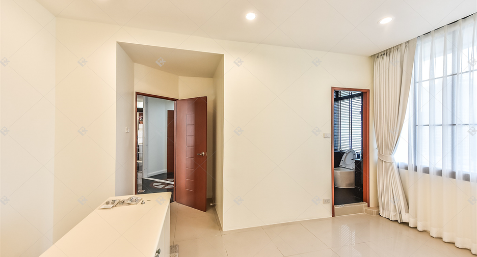 For rent 4 ベッドルーム condo in Bang Rak, Bangkok