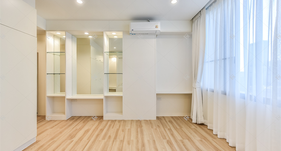 For rent 4 ベッドルーム condo in Bang Rak, Bangkok