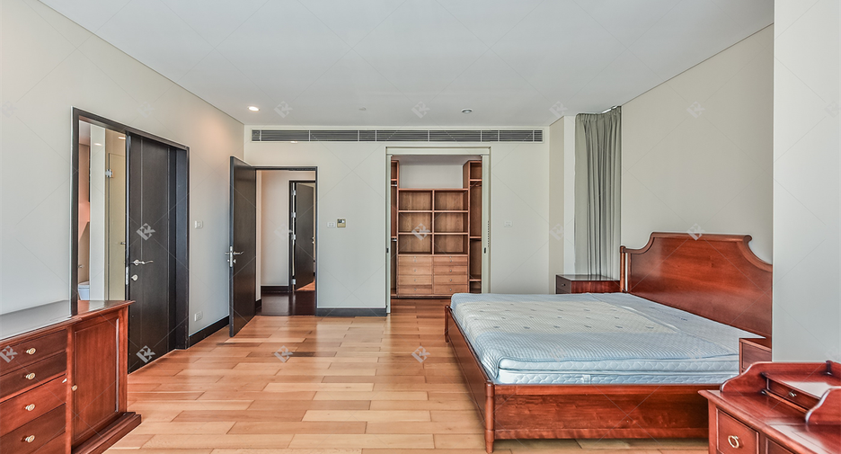 For rent 3 bedrooms condo in Pathum Wan, Bangkok