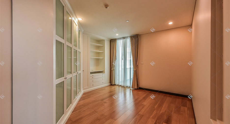 For rent 3 bedrooms condo in Pathum Wan, Bangkok