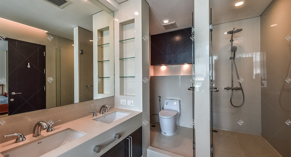 For rent 3 bedrooms condo in Pathum Wan, Bangkok