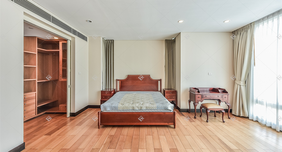 For rent 3 bedrooms condo in Pathum Wan, Bangkok