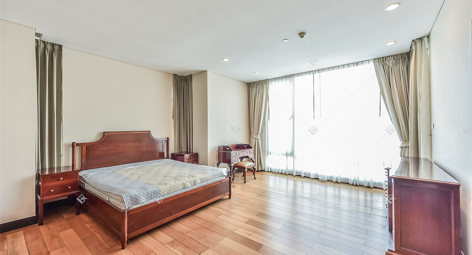 For rent 3 bedrooms condo in Pathum Wan, Bangkok