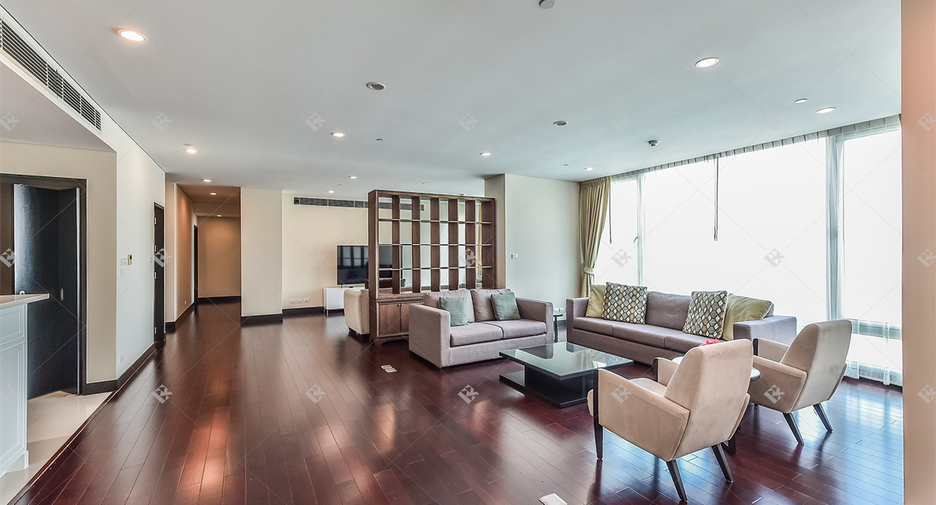 For rent 3 bedrooms condo in Pathum Wan, Bangkok