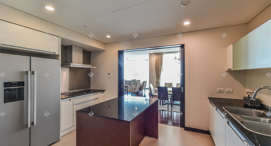 For rent 3 bedrooms condo in Pathum Wan, Bangkok