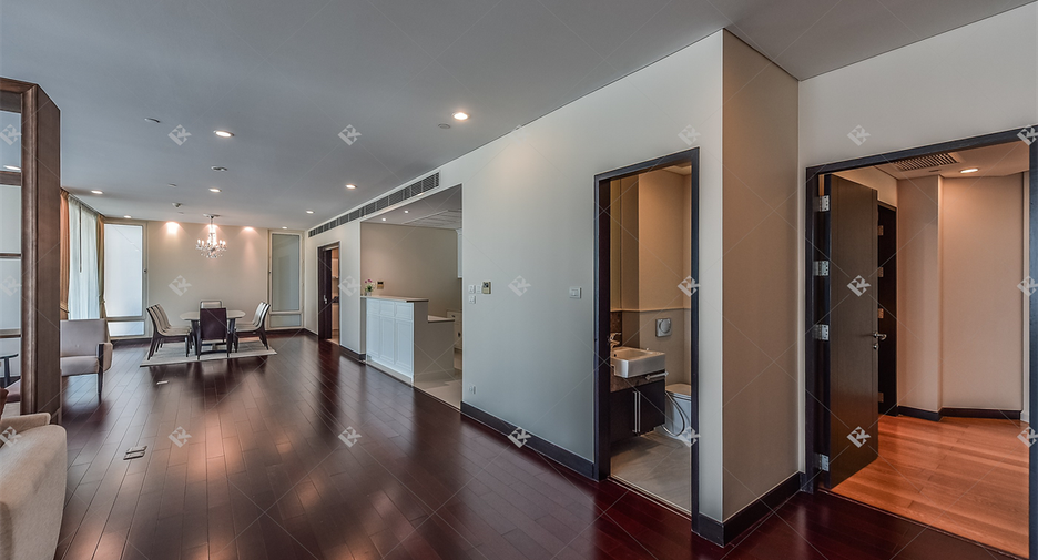 For rent 3 bedrooms condo in Pathum Wan, Bangkok