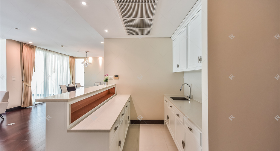 For rent 3 bedrooms condo in Pathum Wan, Bangkok