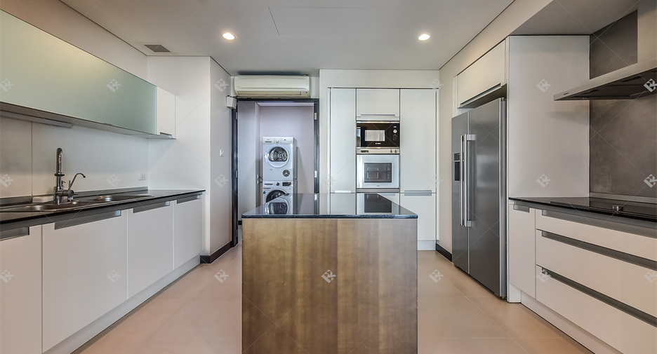 For rent 3 bedrooms condo in Pathum Wan, Bangkok