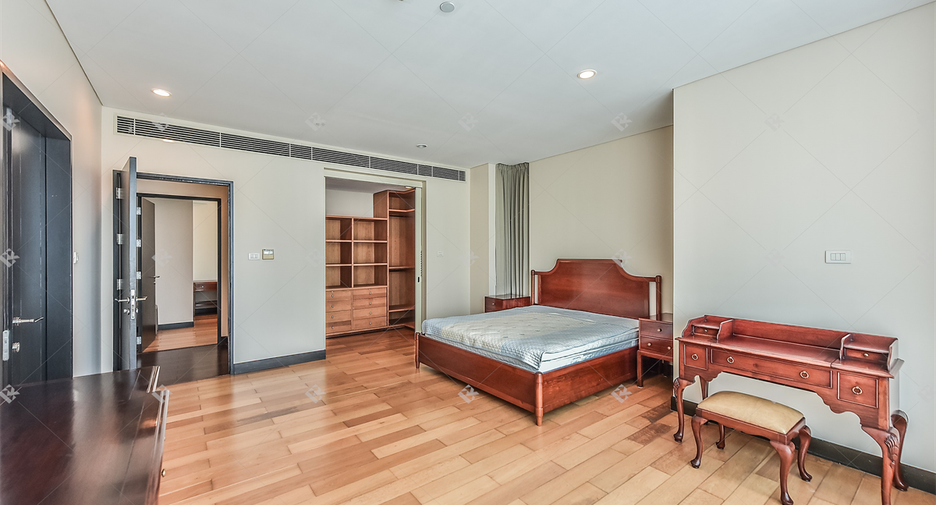 For rent 3 bedrooms condo in Pathum Wan, Bangkok