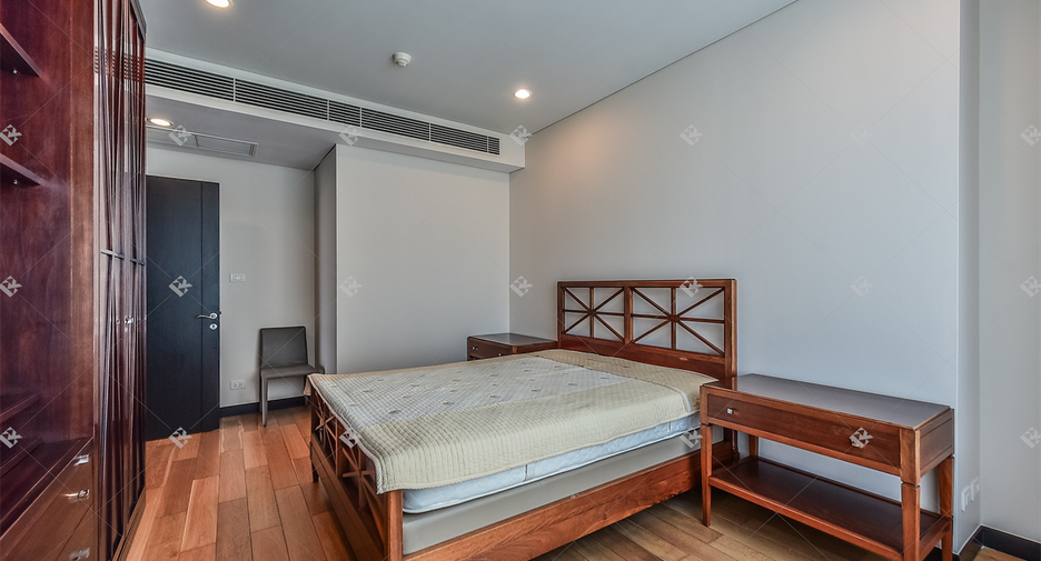 For rent 3 bedrooms condo in Pathum Wan, Bangkok
