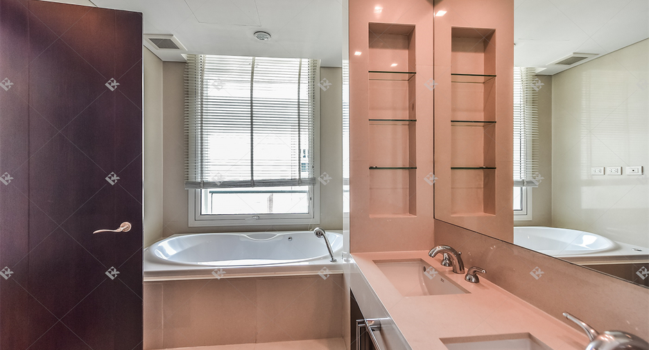 For rent 3 bedrooms condo in Pathum Wan, Bangkok