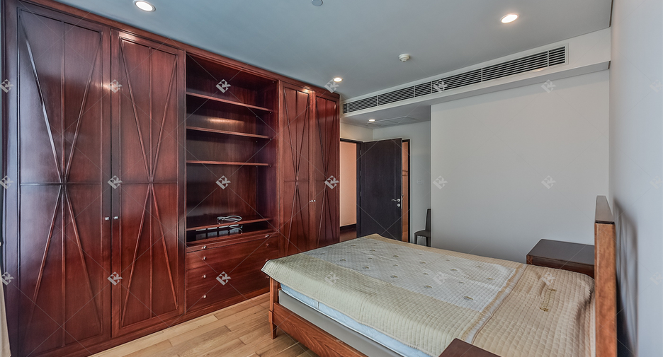 For rent 3 bedrooms condo in Pathum Wan, Bangkok