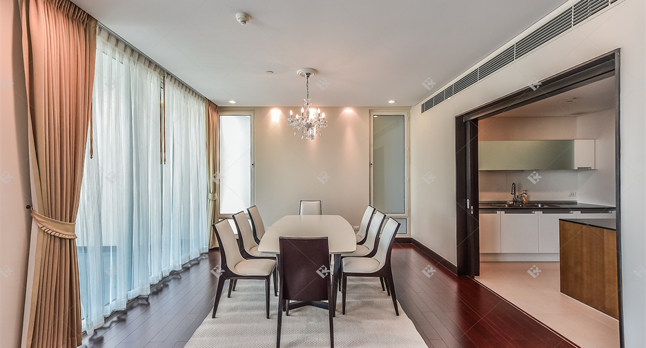 For rent 3 bedrooms condo in Pathum Wan, Bangkok
