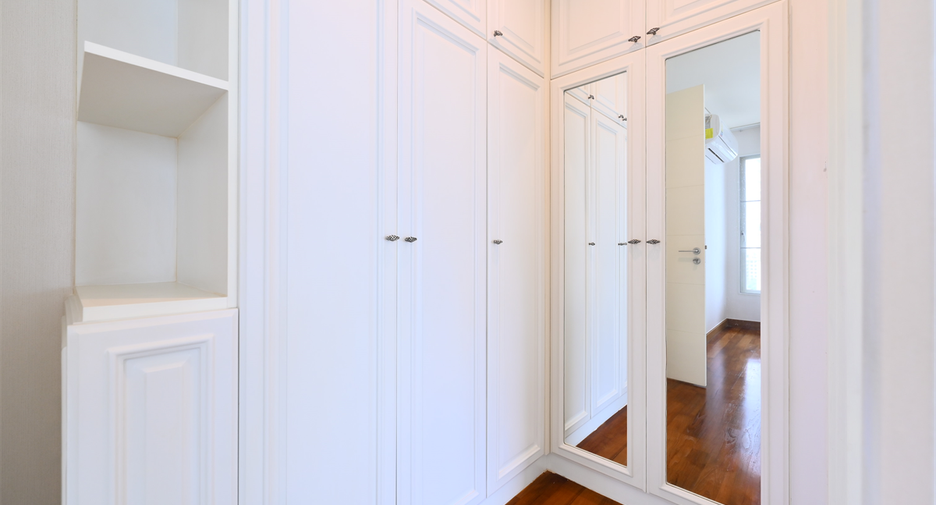 For rent 4 bedrooms condo in Watthana, Bangkok