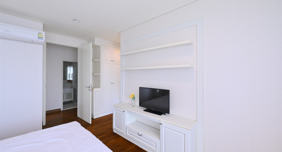 For rent 4 bedrooms condo in Watthana, Bangkok